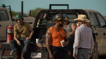 (S-D) Jacob Lofland come Cooper Norris, Mustafa Speaks come Boss e Billy Bob Thornton come Tommy Norris in Landman 1x04