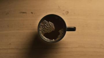 Una tazza di caffè in Omnivore 1x07