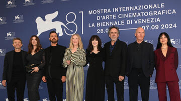 Willem Dafoe, Monica Bellucci, Justin Theroux, Catherine O'Hara, Winona Ryder, Tim Burton, Michael Keaton, Jenna Ortega al Photocall cast del film Beetlejuice Beetlejuice a Venezia 81