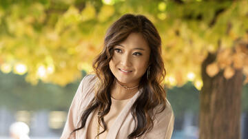 Ashley Park come Mindy in Emily in Paris 1x01