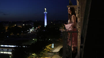 Lily Collins come Emily in Emily in Paris 1x03
