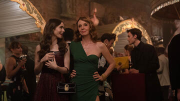 (S-D) Lily Collins come Emily e Philippine Leroy-Beaulieu come Sylvie Grateau in Emily in Paris 1x07