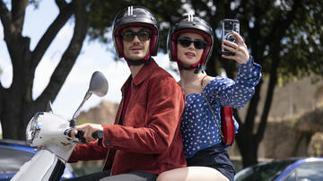 (S-D) Eugenio Franceschini come Marcello, Lily Collins come Emily in Emily in Paris 4x09