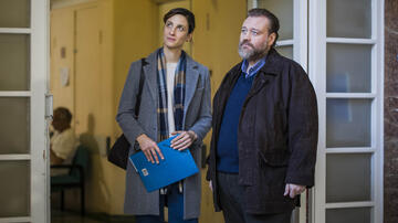 Francesca Inaudi e Stefano Fresi in Kostas 1x03