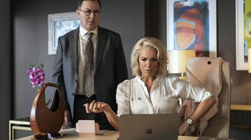 Jeremy Swift e Hannah Waddingham in Ted Lasso 3x01