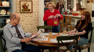 (S-D) Kurtwood Smith come Red, Debra Jo Rupp come Kitty, Laura Prepon come Donna in That '90s Show 2x01