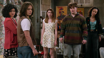 (S-D) Sam Morelos come Nikki, Mace Coronel come Jay, Callie Haverda come Leia, Max Donovan come Nate, Ashley Aufderheide come Gwen in That '90s Show 2x02