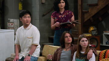 (S-D) Reyn Doi come Ozzie, Sam Morelos come Nikki, Mace Coronel come Jay, Callie Haverda come Leia in That '90s Show 2x04