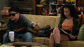 (S-D) Reyn Doi come Ozzie, Ashley Aufderheide come Gwen in That '90s Show 2x06