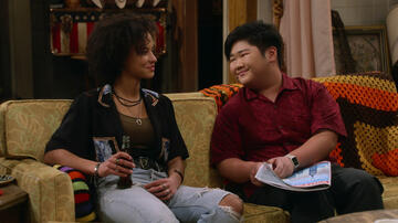 (S-D) Ashley Aufderheide come Gwen Runck, Reyn Doi come Ozzie in That '90s Show 1x04