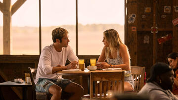 (S-D) Madelyn Cline come Sarah Cameron, Austin North come Topper in Outer Banks 3x07