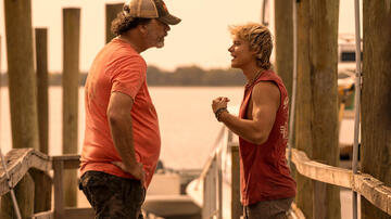 (S-D) Justin Smith come Barracuda Mike, Rudy Pankow come JJ in Outer Banks 3x08