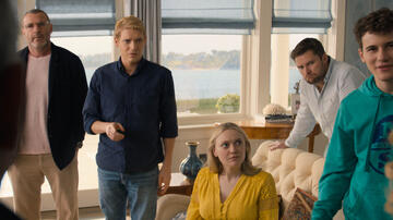 (S-D) Liev Schreiber come Tag Winbury, Billy Howle come Benji Winbury, Dakota Fanning come Abby Winbury, Jack Reynor come Thomas Winbury, Sam Nivola come Will Winbury in The Perfect Couple 1x06