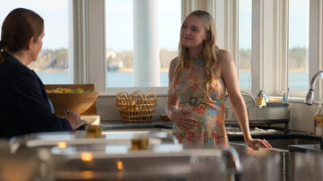 (S-D) Donna Lynne Champlin come Nikki Henry, Dakota Fanning come Abby Winbury in The Perfect Couple 1x02