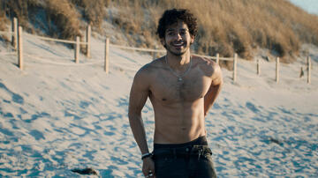 Ishaan Khattar come Shooter Dival in The Perfect Couple 1x04