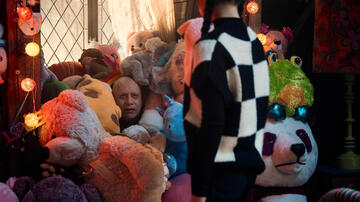 (S-D) Fred Armisen come Zio Fester, Jenna Ortega come Wednesday Addams in Mercoledì 1x07