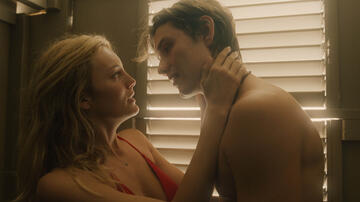 Leila George come Catherine Ravenscroft e Louis Partridge come Jonathan Brigstocke (2001) in Disclaimer 1x04