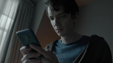 Kodi Smit-McPhee come Nicolas Ravenscroft (2024, 'Present Day') in Disclaimer 1x05