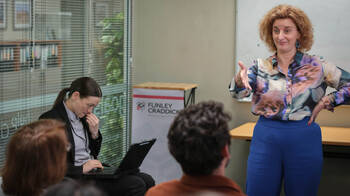 Hannah Howard (Felicity Ward), Lizzie Moyle (Edith Poor) in The Office 1x07