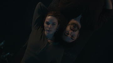 Rebecca Ferguson e Ferdinand Kingsley in Silo 1x06