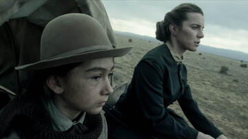 (S-D) Preston Mota come Devin Rowell e Betty Gilpin come Sara Rowell in American Primeval 1x01