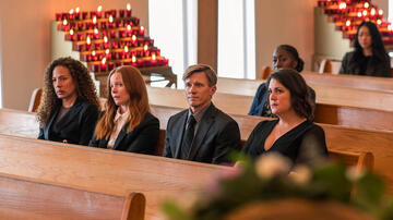 S-D: Tawny Cypress come Taissa, Lauren Ambrose come Van, Warren Kole come Jeff Sadecki e Melanie Lynskey come Shauna in Yellowjackets 3x01