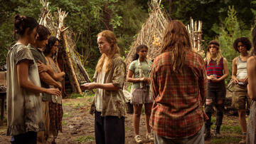 S-D: Alexa Barajas come Teen Mari, Kevin Alves come Teen Travis, Courtney Eaton come Teen Lottie, Liv Hewson come Teen Van, Silvana Estifanos come Teen Britt, Sophie Thatcher come Teen Natalie e Jasmin Savoy Brown come Teen Taissa in Yellowjackets 3x05