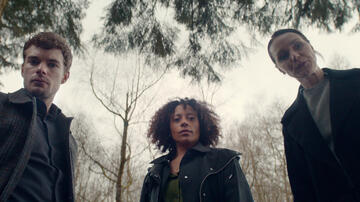 (S-D) Charlie Hamblett come Charlie Parker, Rosalind Eleazar come Kat, Catherine Ayers come Nia in Missing You 1x01