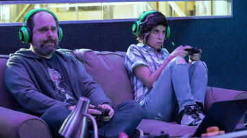 Craig Mazin e Ashly Burch in Mythic Quest 1x06