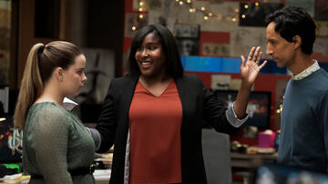 Jessie Ennis, Naomi Ekperigin e Danny Pudi in Mythic Quest 2x05