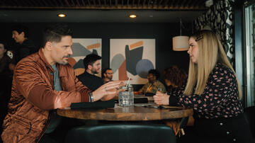Joe Manganiello e Jessie Ennis in Mythic Quest 3x04