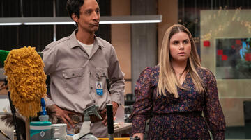 Danny Pudi e Jessie Ennis in Mythic Quest 3x08