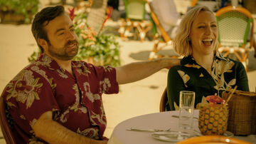 Derek Waters e Anna Konkle in Side Quest 1x03