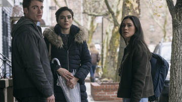 (S-D) Gabriel Basso come Peter Sutherland, Arienne Mandi come Noor, Luciane Buchanan come Rose Larkin in The Night Agent 2x05