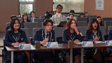 (S-D) Audrey Huynh come Stella, Sang Heon Lee come Min Ho Moon, Philippe Lee come Young Moon, Anna Cathcart come Kitty Song Covey, Sasha Bhasin come Pra Veena in XO, Kitty 2x02