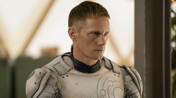 Alexander Skarsgård in Murderbot 1x02