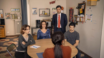 (S-D) Cristiana Dell'Anna come Maria, Vanessa Scalera come Lucia, Antonio Gargiulo come Demetrio, Massimiliano Caiazzo come Valerio in Storia della mia famiglia 1x02