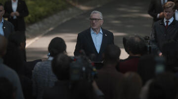 (S-D) Robert De Niro come George Mullen e Jesse Plemons come Roger Carlson in Zero Day 1x01