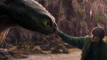 Mason Thames (dx) come Hiccup con il suo drago Night Fury, Toothless nel live action How to Train Your Dragon