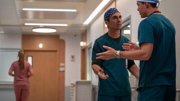 (S-D) Néstor Carbonell come Dr. Ruben Soriano e Jack Bannon come Tom Cole in Pulse 1x09