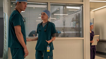 (S-D) Jack Bannon come Tom Cole, Chelsea Muirhead come Sophie Chan e Daniela Nieves come Camila Perez in Pulse 1x10