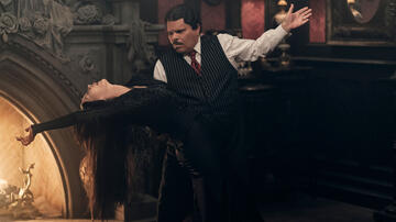 (S-D) Catherine Zeta-Jones come Morticia Addams, Luis Guzmán come Gomez Addams in Mercoledì 2x03