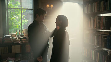 (S-D) Penn Badgley come Joe Goldberg, Madeline Brewer come Bronte in You 5x03