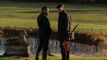 (S-D) Tom Hardy come Harry Da Souza e Pierce Brosnan come Conrad Harrigan in Mobland 1x02
