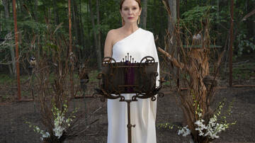 Julianne Moore in Sirens 1x02