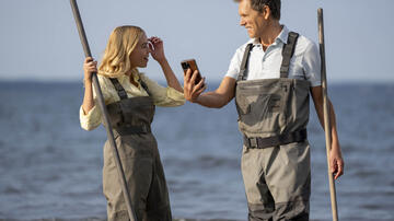 (S-D) Milly Alcock come Simone, Kevin Bacon come Peter Kell in Sirens 1x03