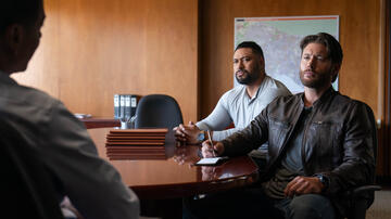 Luke Finau (Uli Latukefu) e Mark Meachum (Jensen Ackles) in Countdown 1x01