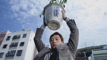 L'attore Lee Byung-hun in No Other Choice di Park Chan-wook