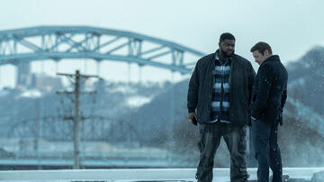 (S-D) Tobi Bamtefa come Deverin 'Bunny' Washington e Jeremy Renner come Mike McLusky in Mayor of Kingstown 4x02