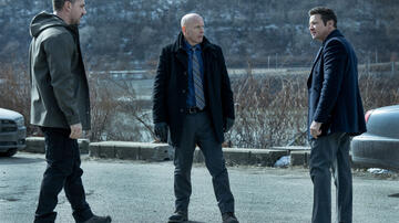 (S-D) Hamish Allan-Headley come Robert, Hugh Dillon come Ian e Jeremy Renner come Mike McLusky in Mayor of Kingstown 4x04